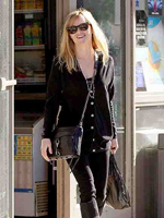 Reese Witherspoon is seen here with a western-style cross body bag. Photo from People.com.