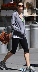 Jessica Biel carries a western style handbag. Photo from Bag That Style.